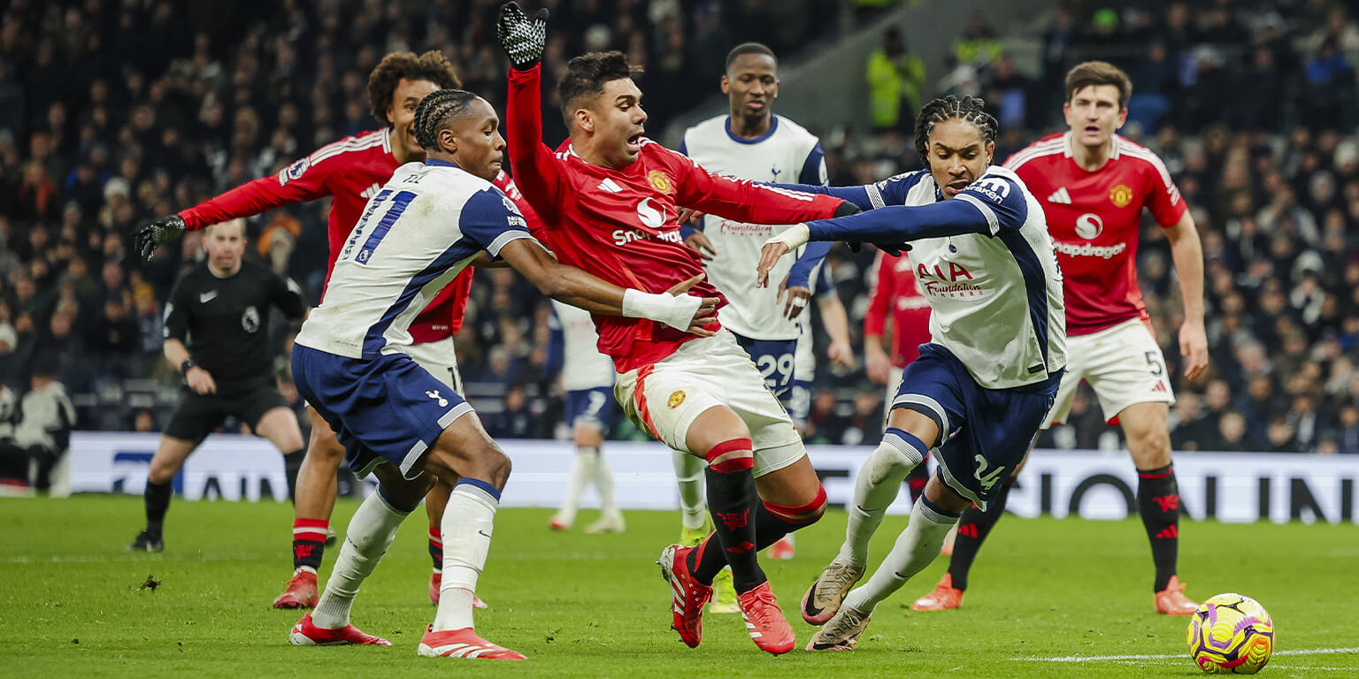 Tottenhamspieler bringen Manchester Uniteds Casemiro zu Fall. Oder ist es doch eine Schwalbe?