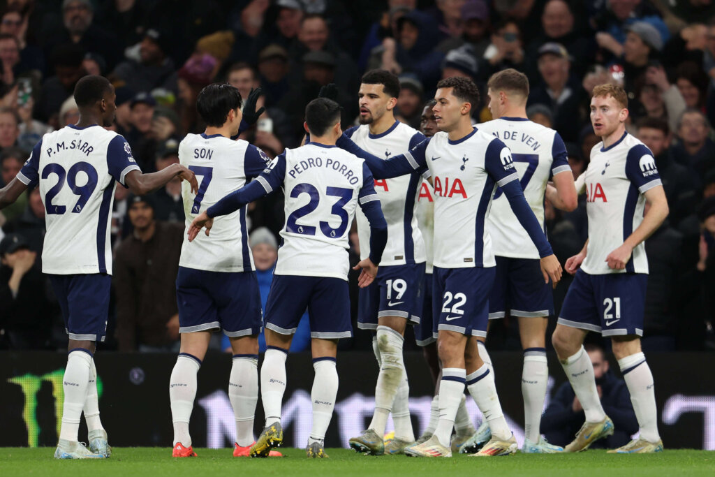 Spieler von Tottenham Hotspur bejubeln ein Tor.