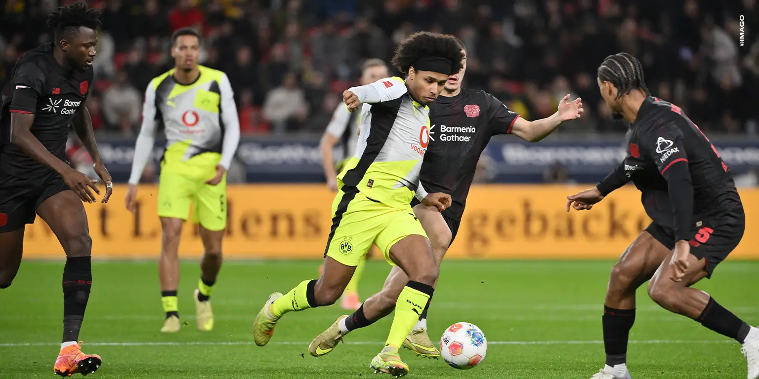 Dortmunds Karim Adeyemi dribbelt sich durch die Reihen der Leverkusener