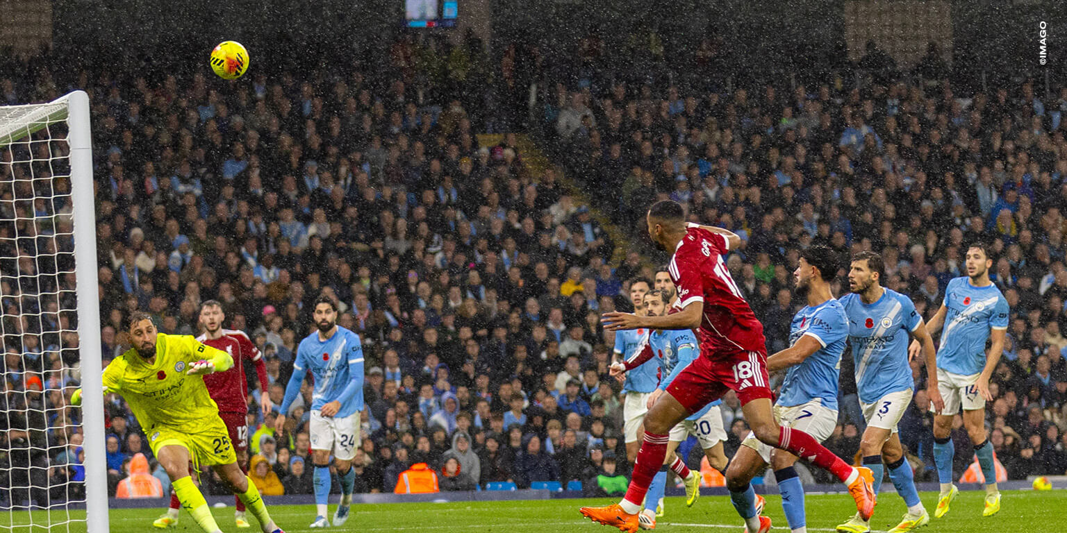 Liverpool SPieler köpft den Ball Richtung Tor der Citizens