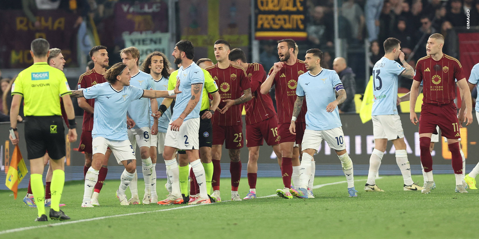 Lazio Rom und AS Rom Spieler in einer Rudelbildung während des Derbys