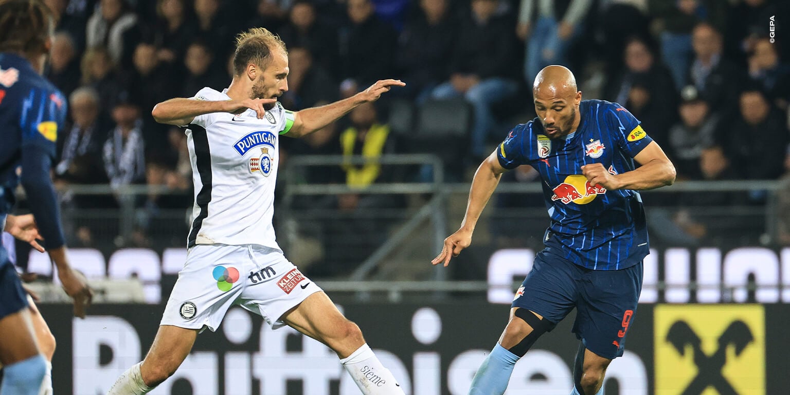 Jon Gorenc Stankovic und Karim Onisiwo im Zweikampf beim Duell Sturm Graz gegen Red Bull Salzburg.