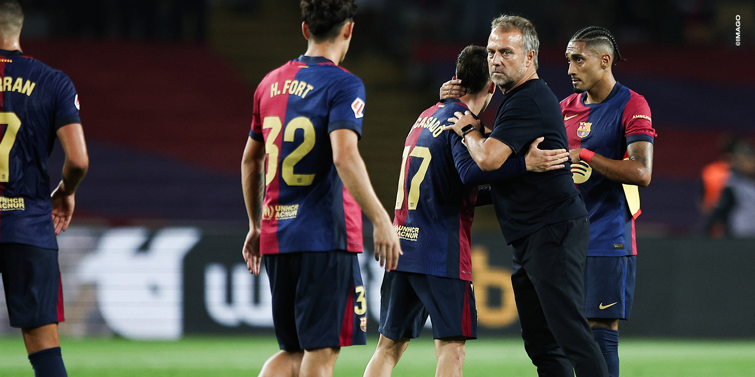 Barca Trainer Hansi Flick herzt nach Abpfiff seine Spieler.